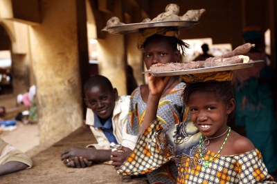 Children selling cassava roots near Timbuktu (file photo).