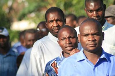 Zimbabweans lining up to vote in 2008 elections.