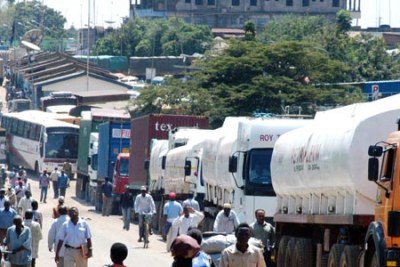 Trucks at Kenya's Malaba border point transport goods to Uganda (file photo).