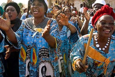 Des femmes à Mbalmayo, au Cameroun, habillées dans des robes avec la photo de Paul Biya.