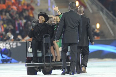 Nelson Mandela et Graca Machel devant 85000 spectateurs lors de la finale du mondial en Afrique du Sud