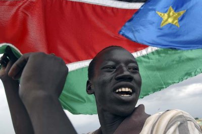 Un résident d' Abyei célébrant la décision de la Cour permanente d'arbitrage , statuant sur les limites de la zone d'Abyei après que les deux parties à l'Accord de paix global aient renvoyé l' affaire devant le tribunal.