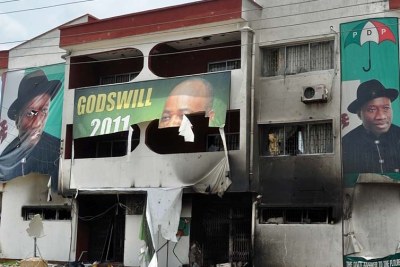 Un bureau de campagne pour le Président Goodluck Jonathan a été détruit pendant la violence dans l'état d'Akwa Ibom.