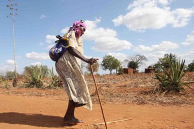 Une vieille dame qui a 82 ans au Kénya