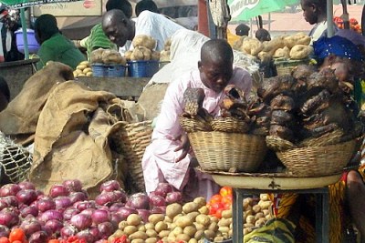 Des produits alimentaires exposés sur un marché africain.