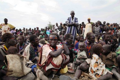 People displaced by conflict waiting for food distribution (file photo).