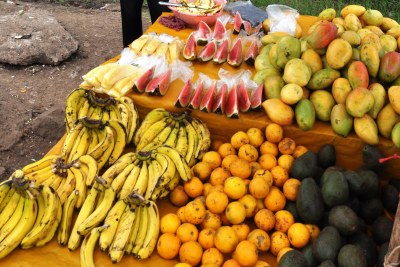 Un vendeur de fruit à Nairobi, Kenya.