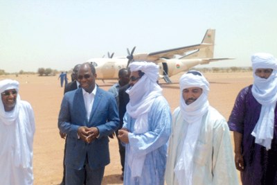 A Burkinabe minister and Islamists in Gau.