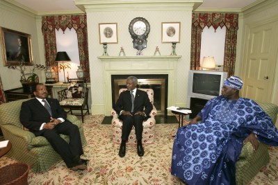President Paul Biya (left) of Cameroon and President Olusegun Obasanjo of Nigeria (right), and former United Nations Secretary-General Kofi Annan (centre)
