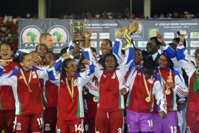 L'équipe de la Guinée Equatoriale soulevant sa coupe après son sacre en CAN 2012