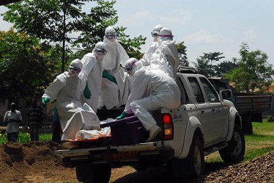 Agents de santé traitant des cas d'ébola..