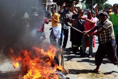 Protesters in the main road of Swellendam demonstrate for better wages on Thursday, 15 November 2012 during widespread unrest among farm workers that started in De Doorns in the Western Cape and since spread to other towns in the area.