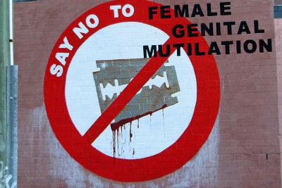 Grafitti s'opposant aux mutilations génitales.