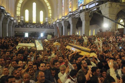 Les funérailles de cinq chrétiens tués dans la banlieue populaire de Khoussous au nord du Caire.
