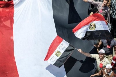 Des citoyens egyptiens brandissant le drapeau égyptien.