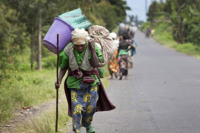 Des villageois fuient Sake, dans la province congolaise du Nord-Kivu, arpès des affrontements entre les FARDC et des rebelles armés (archives)