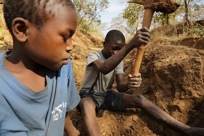 Deux enfants tanzaniens travaillant dans un site d'orpaillage.