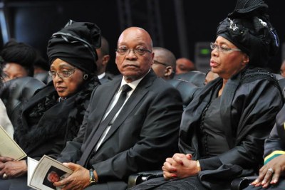 Le président Jacob Zuma avec Winnie Madikizela-Mandela et Graca Machel aux funérailles de l'ancien président Nelson Mandela.