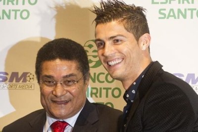 Eusebio da Silva Ferreira (à gauche) avec Cristiano Ronaldo (photo d'archives).