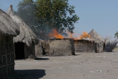 Une habitation en feu à Malakal, Soudan du Sud.