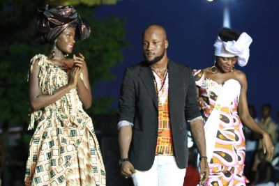 Mustapha Traoré, styliste ivoirien, lors du défilée au Masa 2014 à Abidjan.