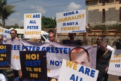 Des journalistes kényans manifestant pour leur collègues détenus en Égypte.