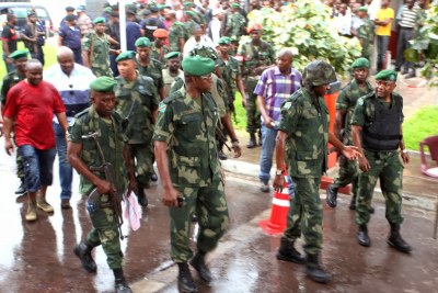 (Avant-plan, 2e en partant de la droite), le général François Olenga, chef d’état-major de l’armée de terre conduisant des officiers supérieurs des FARDC à la RTNC attaquée le 30/12/2013 par des jeunes gens munis d’armes blanches.