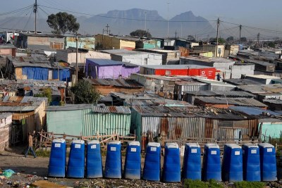 Des toilettes publiques à l'arrière-court d'un bidonville en Afrique du Sud.
