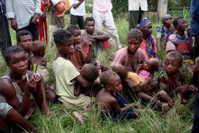 Une famille de pygmées dans un centre des Refugiés de Dongo(RDC) à Betou(RCA) .