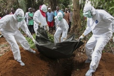 Une équipe formée pour enterrer les victimes d’Ebola au travail au Liberia
