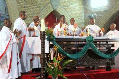 Des évêques catholiques, lors d’une messe officiée par le cardinal Laurent Mosengwo Pasinya (au centre) le 12/1/2012 à la Cathédrale Notre Dame du Congo.