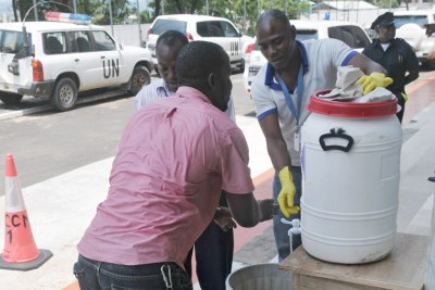 Une station pour se laver les mains à l’extérieur des bureaux de l’ONU à Monrovia, au Libéria, dans le cadre des efforts pour contrôler et éradiquer Ebola