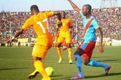 Les Léopards de la RDC (bleu) contre les Éléphants de la Côte d’Ivoire (jaune) le 11/10/2014 au stade Tata Raphael à Kinshasa, score: 1-2.