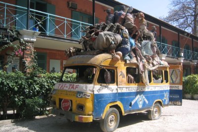 Taxi Taf-Taf, une installation du plasticien béninois Dominique Zinkpè présentée à la Biennale de Dakar en 2002 et exposée depuis à l'Institut français Léopold Senghor (Dakar)
