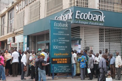 Des agents et fonctionnaires de l’Etat attendant la paie du mois devant une banque à Kinshasa.