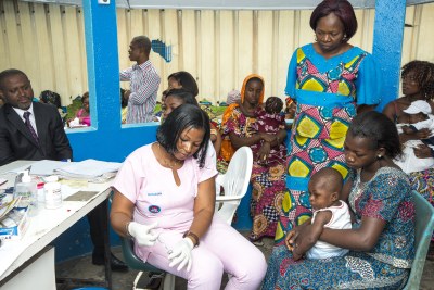 Dr. Sotlié, a District Medical Officer of Adjame-Plateau-Attecoube and a team of health workers during an immunization session at the medical outpost of the Adjamé district, Côte d’Ivoire (file photo).
