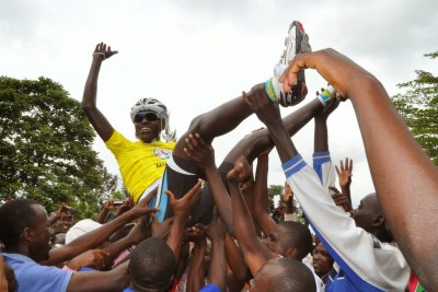 Ndayisenga entre dans l'histoire en signant la première victoire de son pays du Tour du Rwanda en cyclisme.