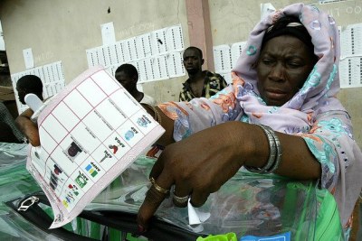 Une femme votant
