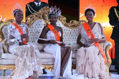 Newly-crowned Miss World Zimbabwe Emily Katanga Kachote, flanked by first princess Ann-Grace Mutambu (left) and second princess Chengetai Kanonhuwa