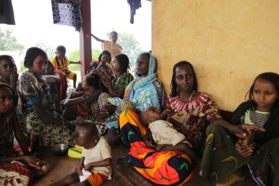 Des femmes et des enfants appartenant à l’ethnie Peul, dans l’un des bâtiments gouvernementaux délabrés de la ville de Yaloké (RCA), où des familles peules ont trouvé refuge, sous la protection des gendarmes locaux et des soldats de la paix internationaux.