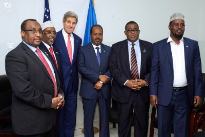 Le Secrétaire Kerry posant avec le Président Hassan Scheik Mohamud, le Premier Ministre Omar Abdirashid Ali Sharmarke et trois leaders régionaux en Somalie