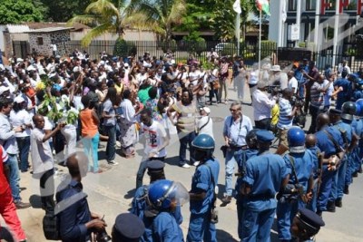 Environ 300 femmes dans le centre-ville Bujumbura face à la police pour appeler au respect de la Constitution.