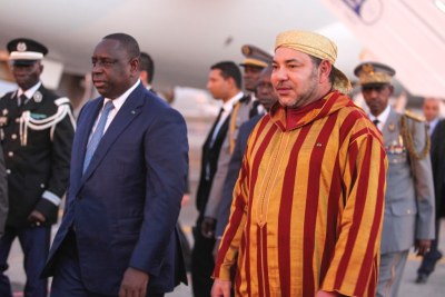 Le Roi Mouhamed VI du Maroc accueilli par le président du Sénégal Macky Sall, le 20 Mai 2015, lors d'une visite de travail