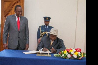 President Uhuru Kenyatta meets Ugandan President Yoweri Museveni (file photo).