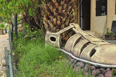 Un sculpteur de Meqelle a construit une grande structure représentant la chaussure symbolique portée par les combattants du Front de libération du peuple du Tigré (TPLF).