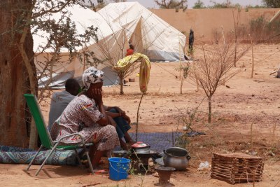 Sahel - Une femme déplacée du nord du Mali attend dans un refuge temporaire près de la gare routière principale de Mopti.