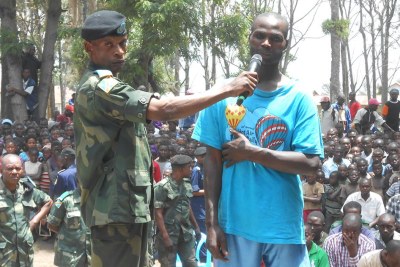 Jean Emmanuel Biriko (à droite), connu également sous le nom de Manoti, en procès pour son rôle présumé dans des kidnappings commis sur le territoire de Rutshuru, dans l'est de la République démocratique du Congo.