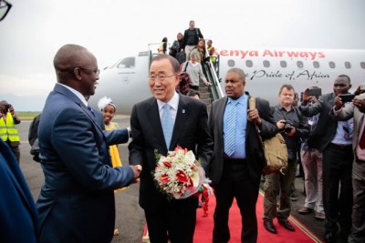 Le Secrétaire général Ban Ki-moon est accueilli à son arrivée à Bujumbura, au Burundi, par le Premier Vice-Président Gaston Sindimwo.