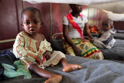 Un enfant dans un centre de malnutrition