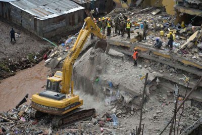 Ongoing rescue operations on May 2, 2016, at the site of a building that collapsed in Huruma estate, Nairobi. Twenty-one people have been confirmed dead.